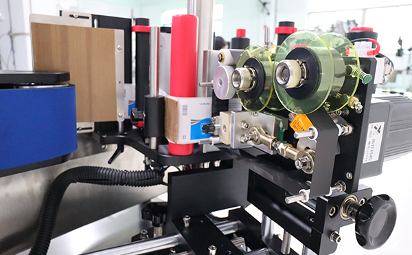 全自动圆瓶贴标机,贴标机,贴标机厂家,佼佼者