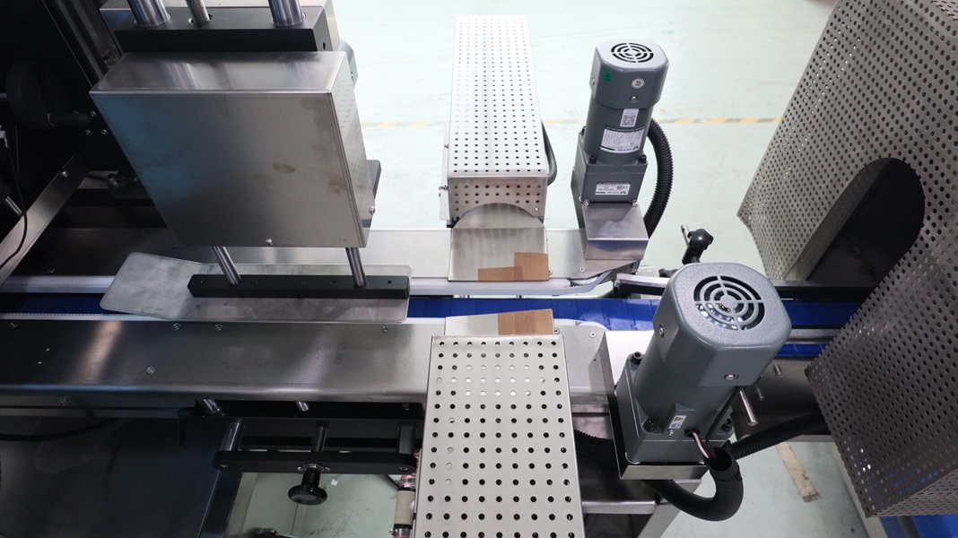 异形瓶套标机,套标机,圆瓶套标机