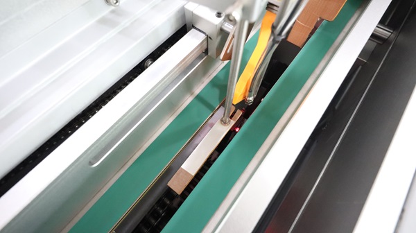 电线对折贴标机,贴标机设备,全自动不干胶贴标机厂家,佼佼者自动化