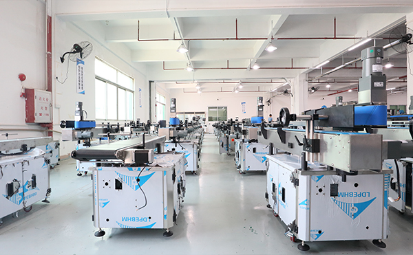 侧面贴标机,贴标机厂家,不干胶自动贴标机