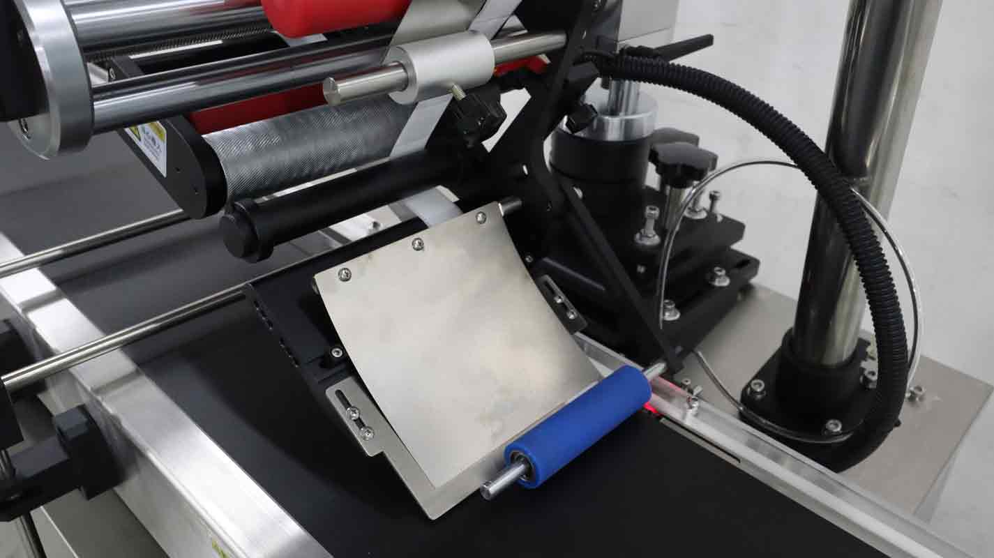 全自动桌面式平面贴标机,桌面式平面贴标机,平面贴标机,东莞佼佼者自动化