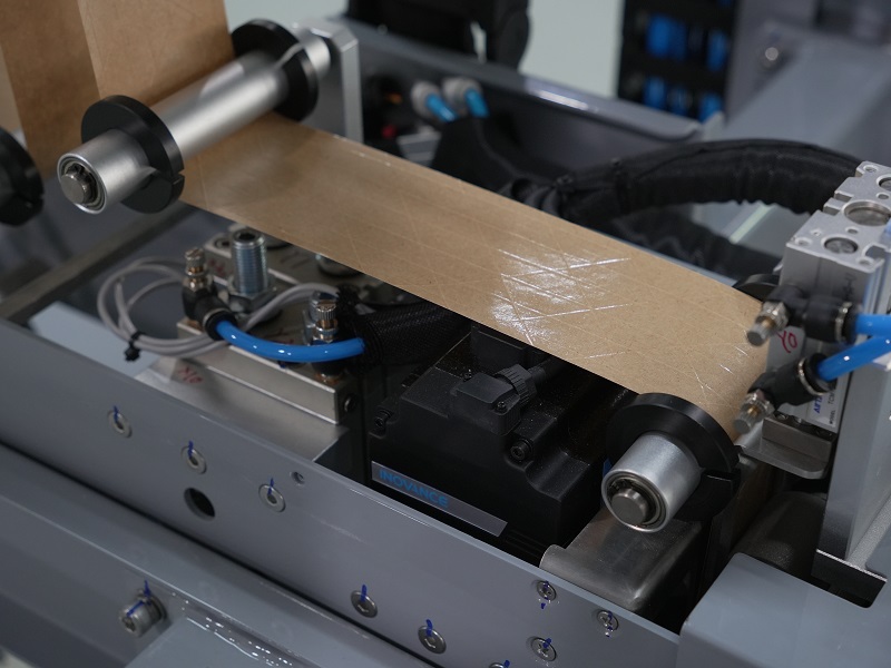 湿水牛皮纸封箱机,湿水牛皮纸封箱设备,折盖封箱机