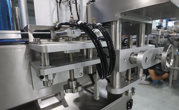 不干胶贴标机,不干胶贴标设备,全自动贴标机生产厂家