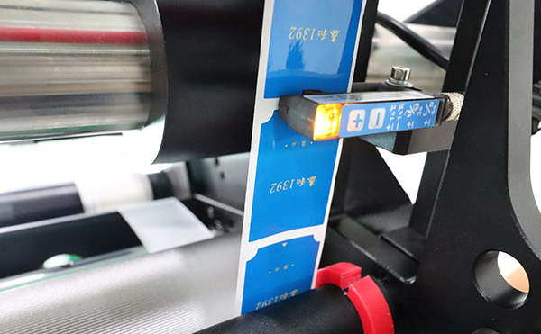 分页平面贴标机,平面贴标机设备,全自动贴标机